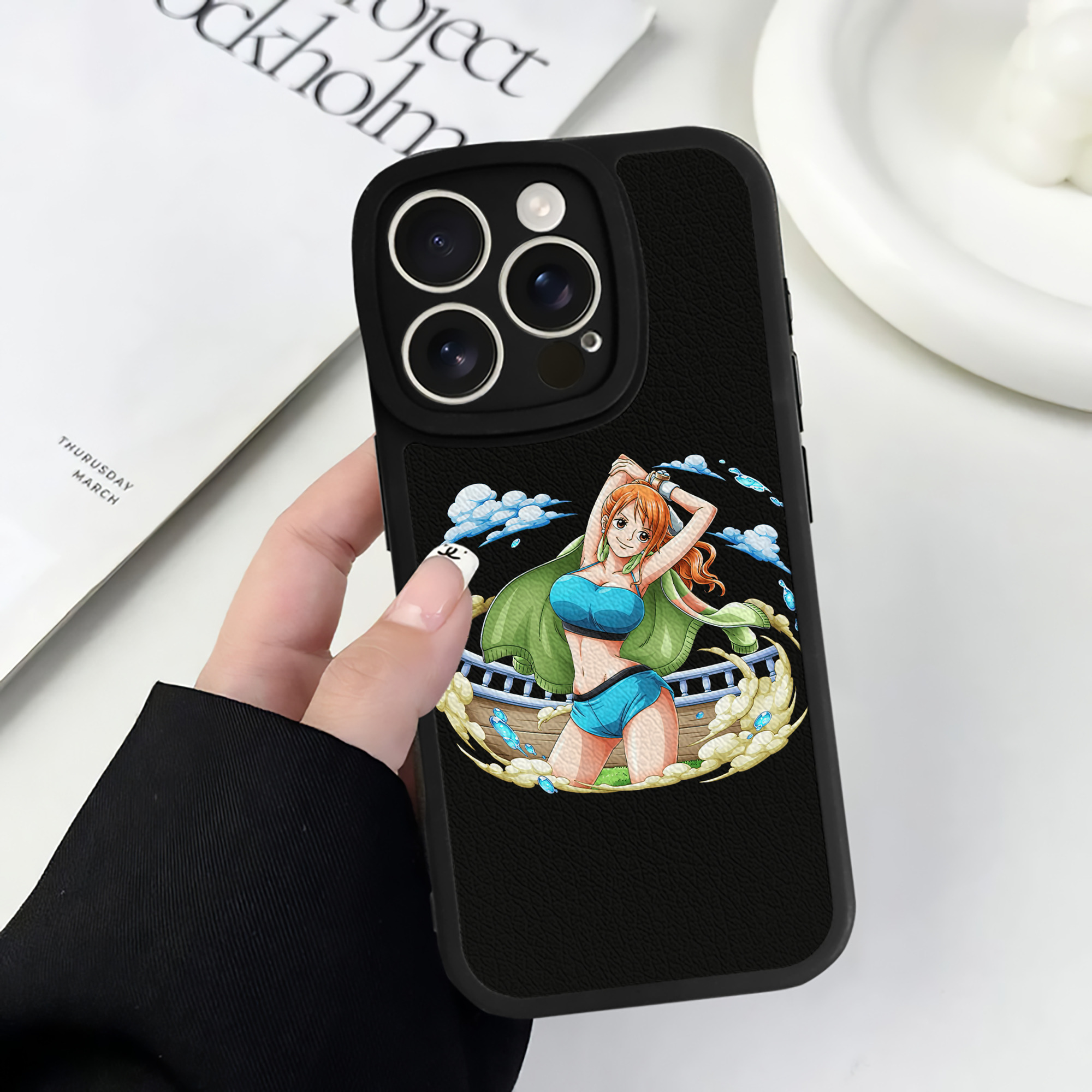 （画像用） ワンピース ナミ ONE PIECE Nami 【iPhone 16シリーズ対応】シリコンスマホケース（レザー調） 材質：シリコン